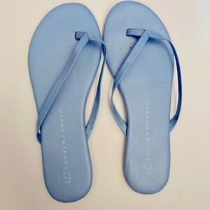These LC Lauren Conrad flip flop sandals are a size 6 and are Light Blue.